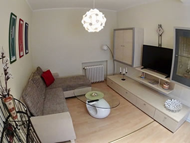 Ferienwohnung im Ferienzentrum Albert Schweitzer Das gemütliche Wohnzimmer einer Ferienwohnung im Ferienzentrum Albert Schweitzer in Vöhl mit Couch und TV.