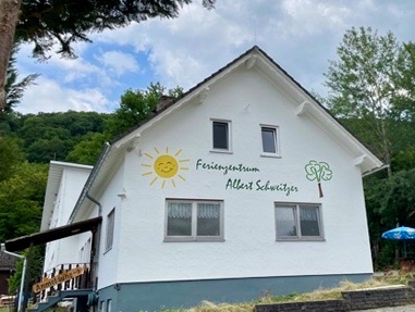 Hauptgebäude Ferienzentrum Albert Schweitzer in Vöhl Das weiße Hauptgebäude des Ferienzentrums Albert Schweitzer in Vöhl mit bunten Malereien an der Fassade.