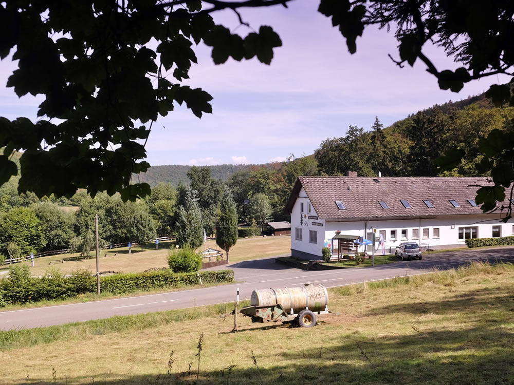 Eingang Ferienzentrum Albert Schweitzer in Vöhl Der Eingangsbereich des Ferienzentrums Albert Schweitzer in Vöhl mit Hauptgebäude und Weg.