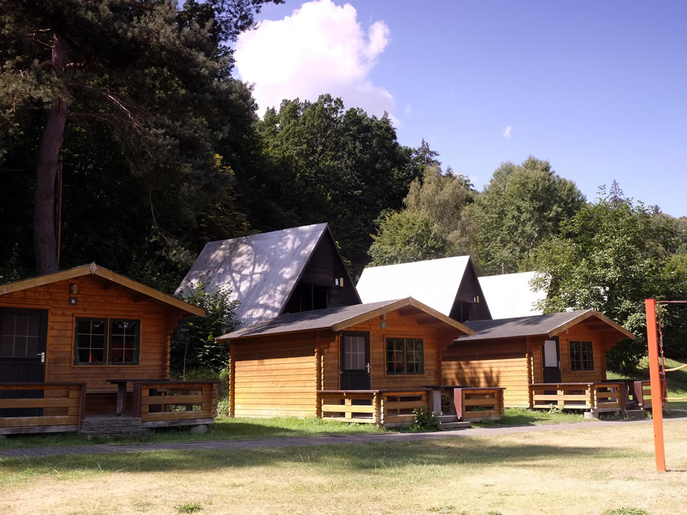 Ferienhäuschen im Ferienzentrum Albert Schweitzer Eine Reihe von kleinen Holzhäuschen auf einer grünen Wiese im Ferienzentrum Albert Schweitzer in Vöhl.