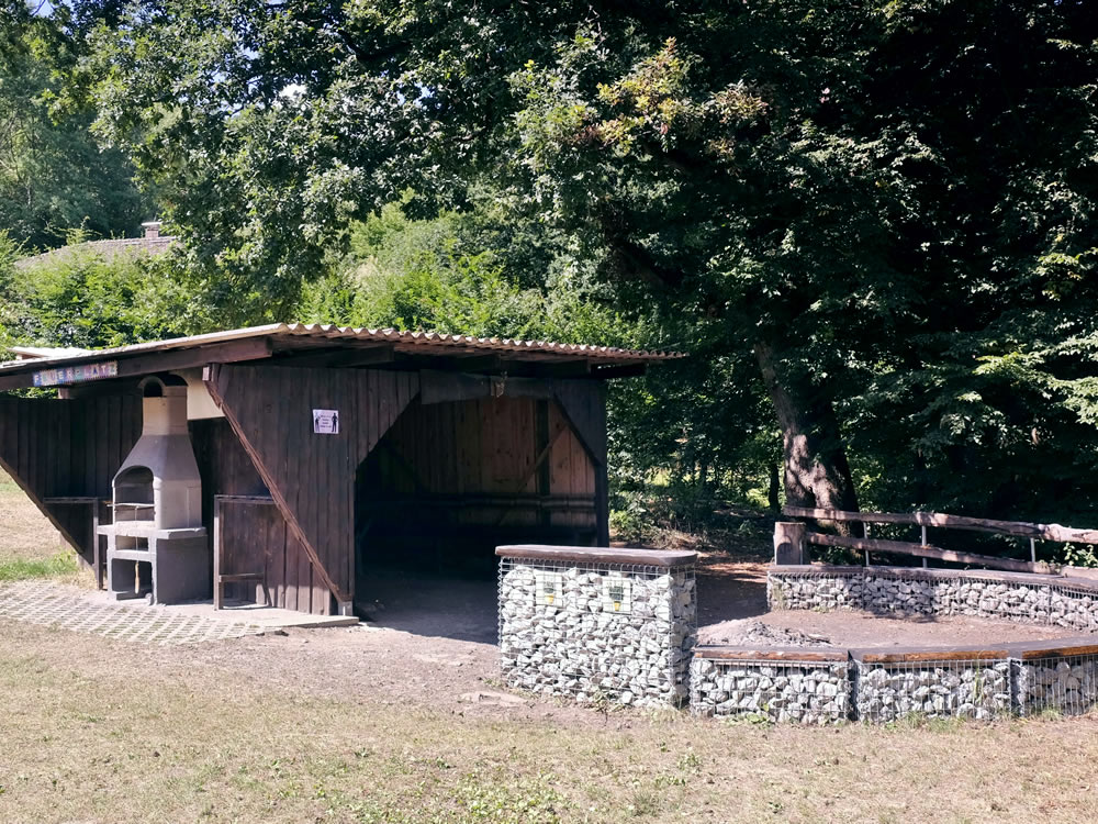 Grillplatz im Ferienzentrum Albert Schweitzer Ein überdachter Grillplatz mit Steingrill und Sitzgelegenheiten im Ferienzentrum Albert Schweitzer in Vöhl.