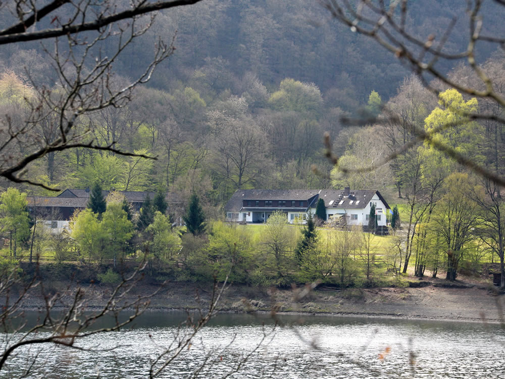 Vöhler See beim Ferienzentrum Albert Schweitzer Blick über den ruhigen Vöhler See zum Ferienzentrum Albert Schweitzer, umgeben von Bäumen.