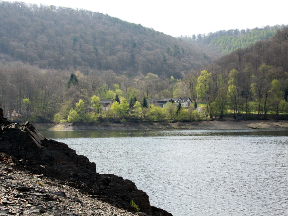 Vöhler See beim Ferienzentrum Albert Schweitzer Blick über den ruhigen Vöhler See zum Ferienzentrum Albert Schweitzer, umgeben von Bäumen.